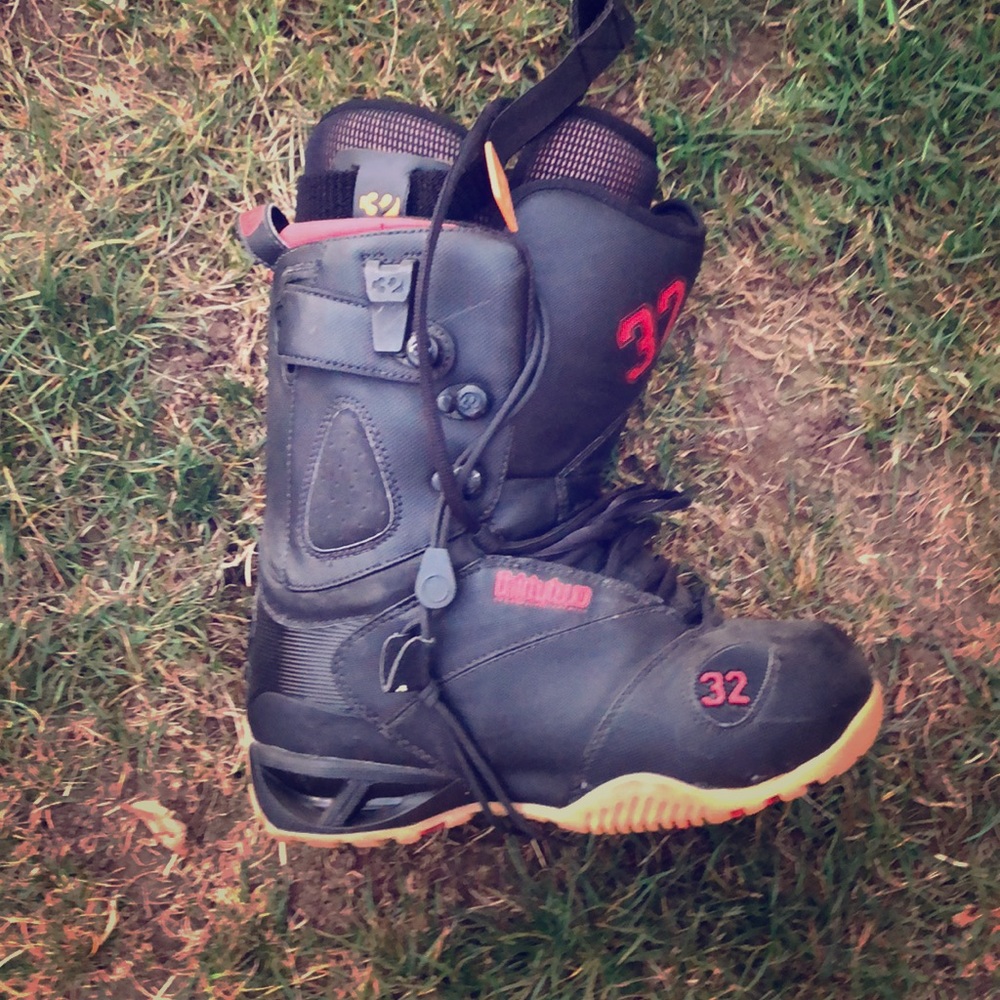 Snowboard boots